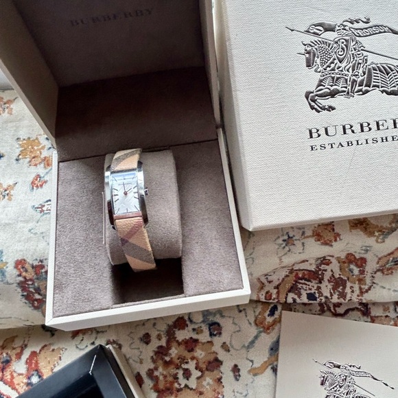 Reduced! Burberry classic check women’s watch - Picture 1 of 12